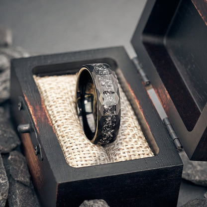 Schwarzer Ring aus Meteorit – 7 mm breites Modell „Meteora“ von Fablano für Damen und Herren, ideales Geschenk