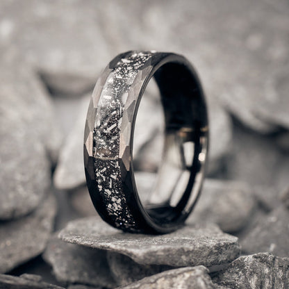 Schwarzer Herrenring aus Meteorit – 7 mm breiter Ring „Meteora“ von Fablano