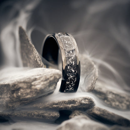 Schwarzer Herrenring aus Meteorit – 7 mm breiter Ring „Meteora“ von Fablano