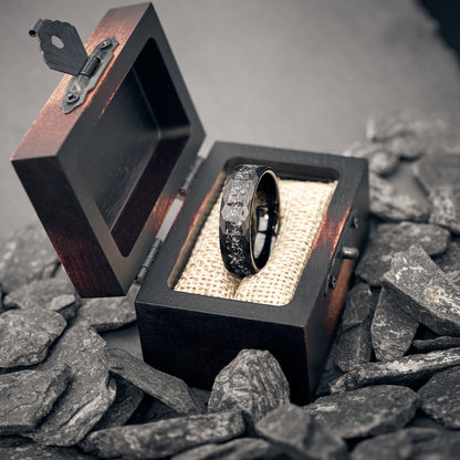 Schwarzer Herrenring aus Meteorit in edler Ringbox – 7 mm breites Modell „Meteora“ von Fablano