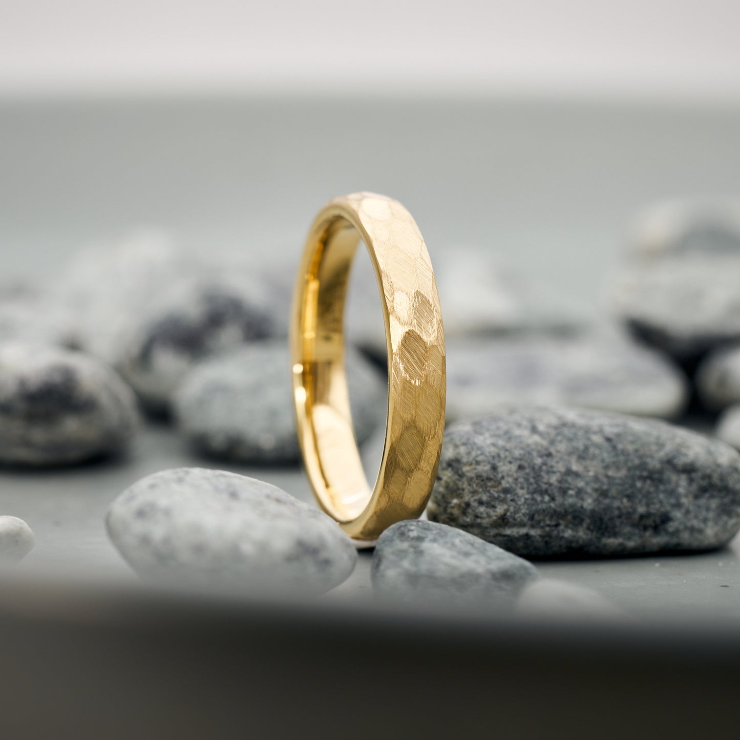 Trauringe Gold Luna gehämmert aus Wolfram in 3,5mm und 5mm von Fablano