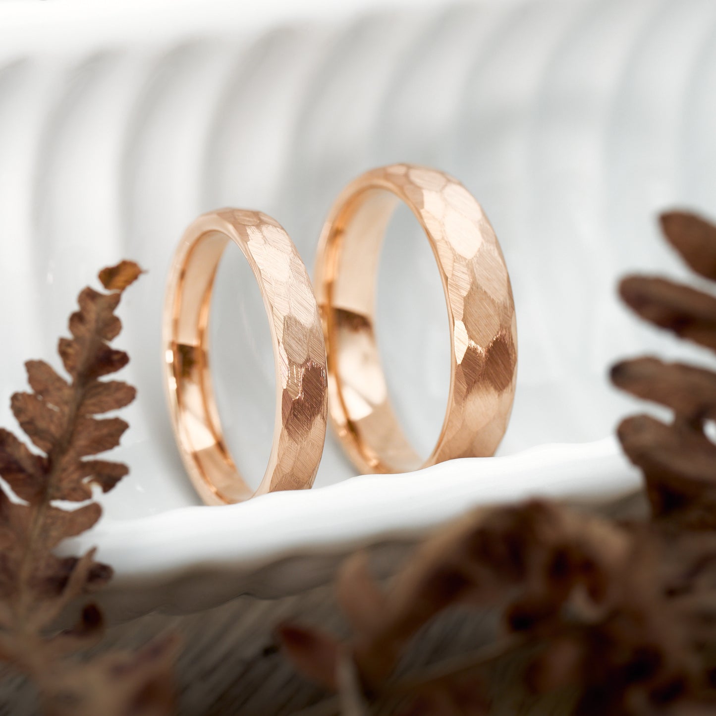 Trauringe Rosegold Luna gehämmert aus Wolfram in 3,5mm und 5mm von Fablano