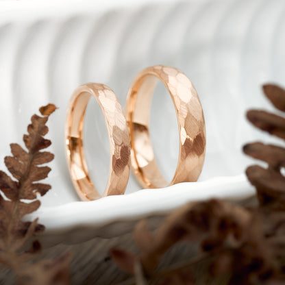 Trauringe Rosegold Luna gehämmert aus Wolfram in 3,5mm und 5mm von Fablano