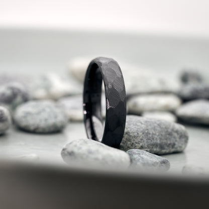 Trauringe Schwarz Luna gehämmert aus Wolfram in 3,5mm und 5mm von Fablano