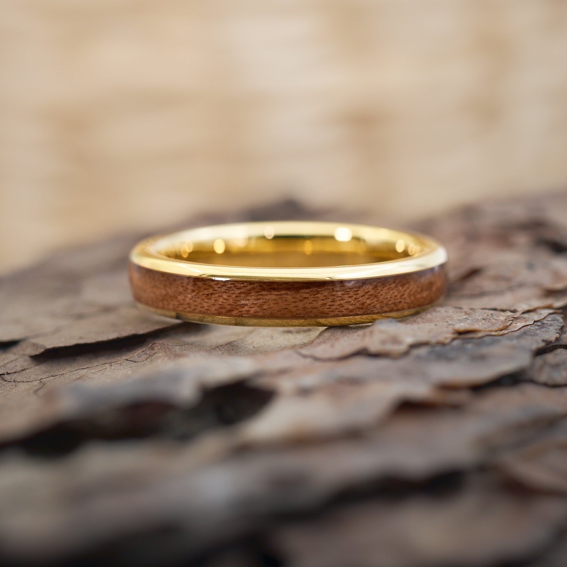 Verlobungsring aus Holz in Gold Elano von Fablano