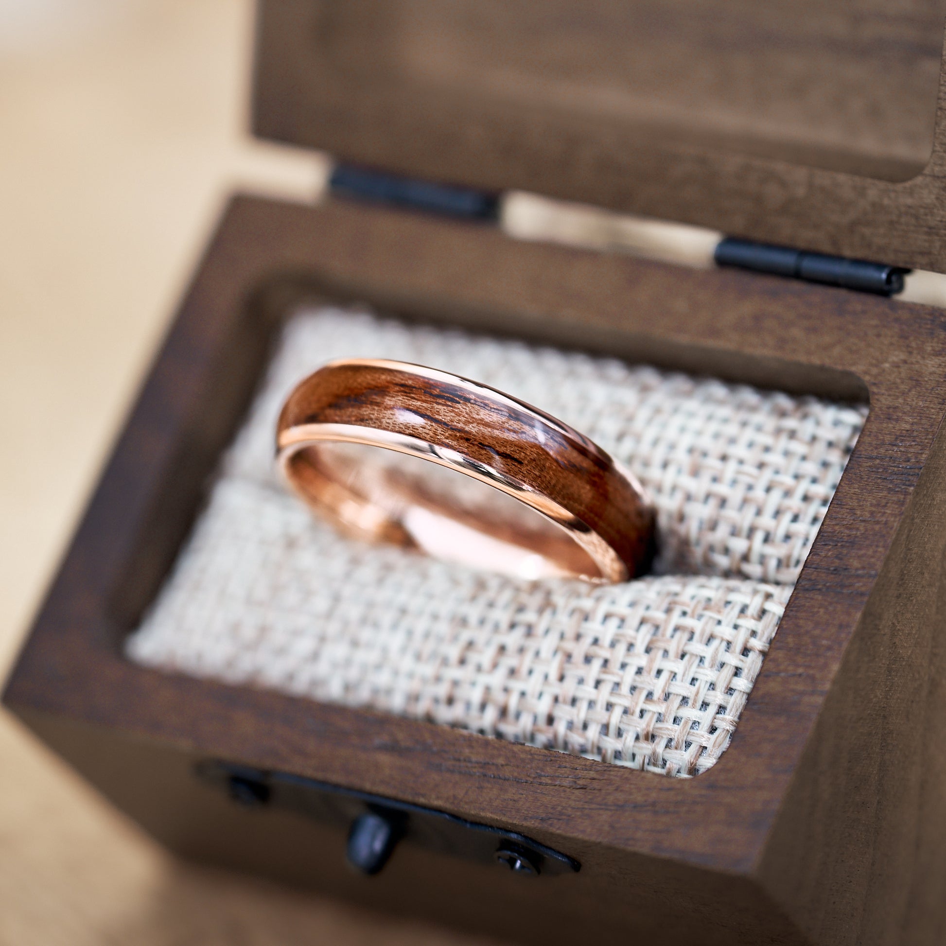 Verlobungsring in Roségold aus Holz Elano von Fablano