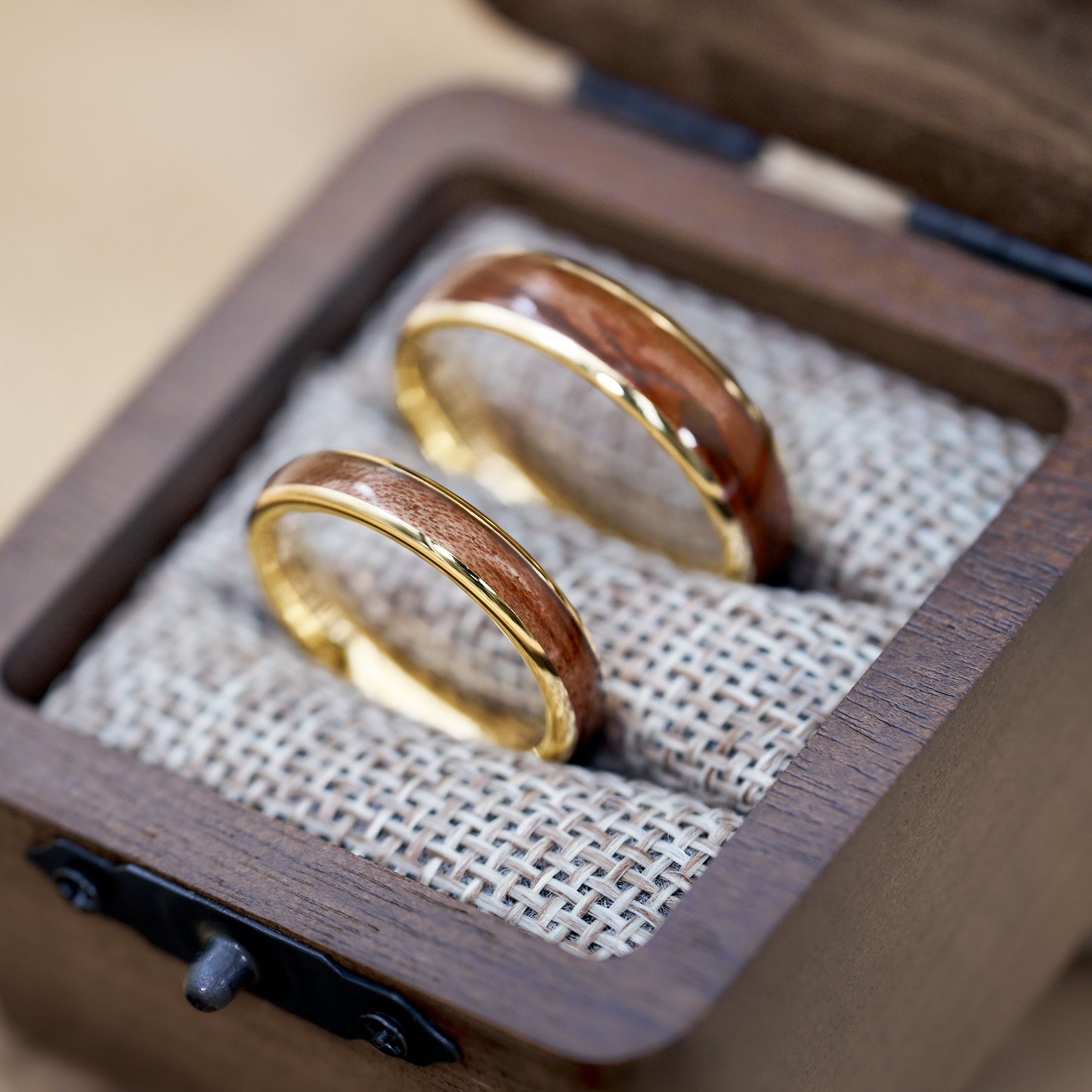 Verlobungsringe aus Holz in Gold Elano von Fablano