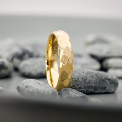 Verlobungsringe Gold Luna gehämmert aus Wolfram in 3,5mm und 5mm von Fablano