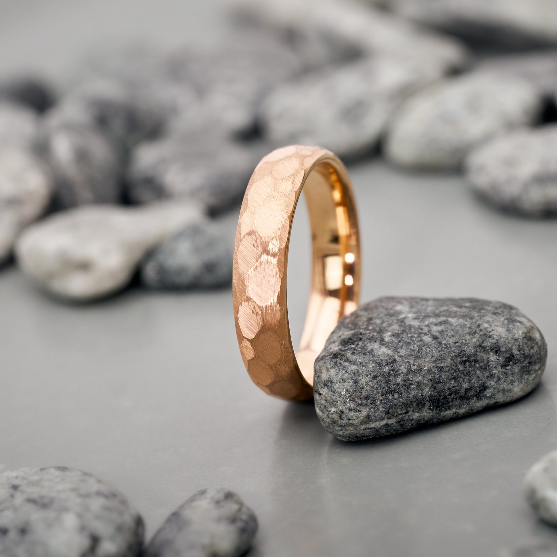 Verlobungsringe Rosegold Luna gehämmert aus Wolfram in 3,5mm und 5mm von Fablano