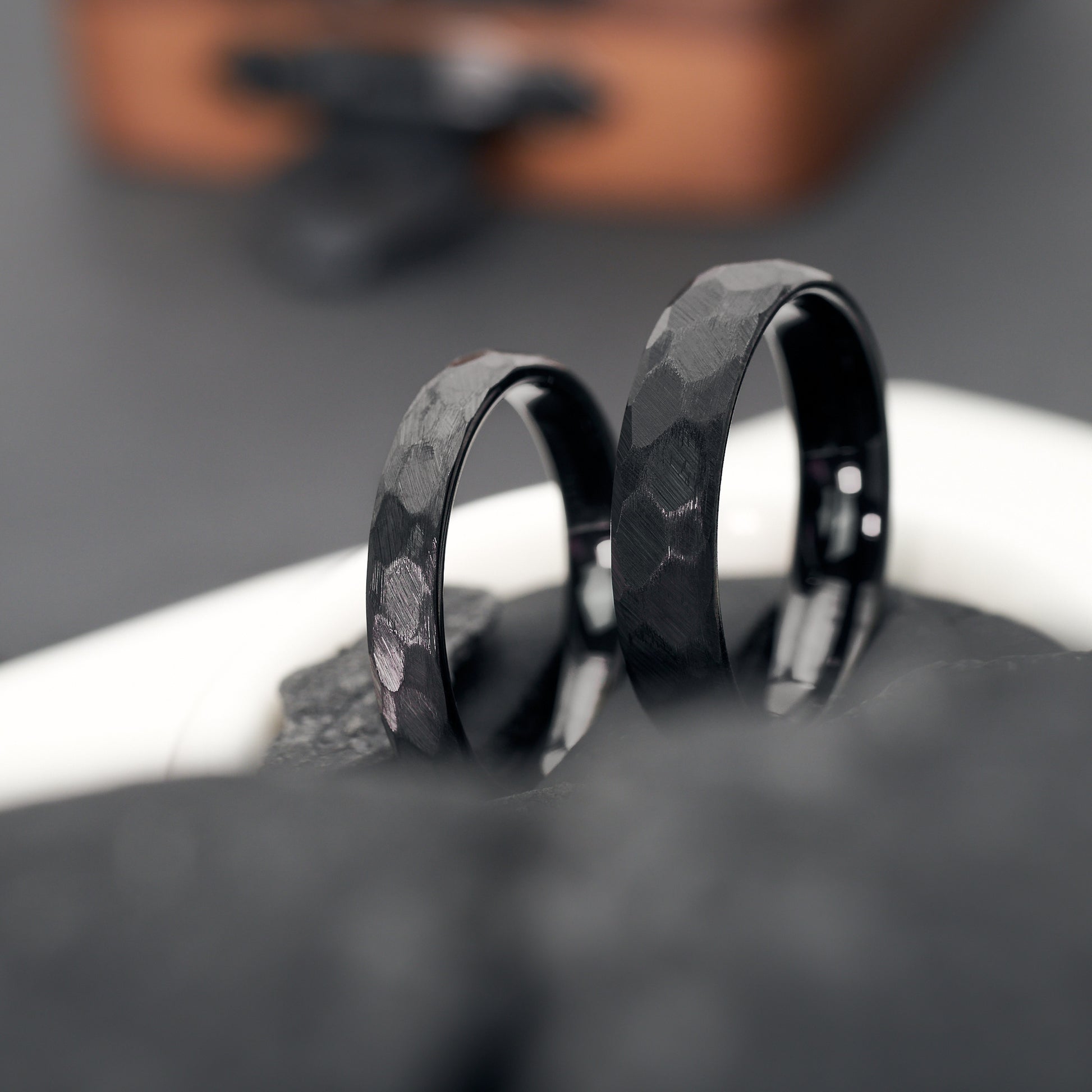 Verlobungsringe Schwarz Luna gehämmert aus Wolfram in 3,5mm und 5mm von Fablano