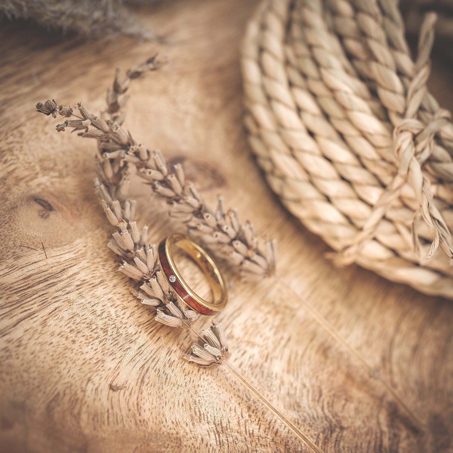 Ehering aus Holz in Gold Auren von Fablano