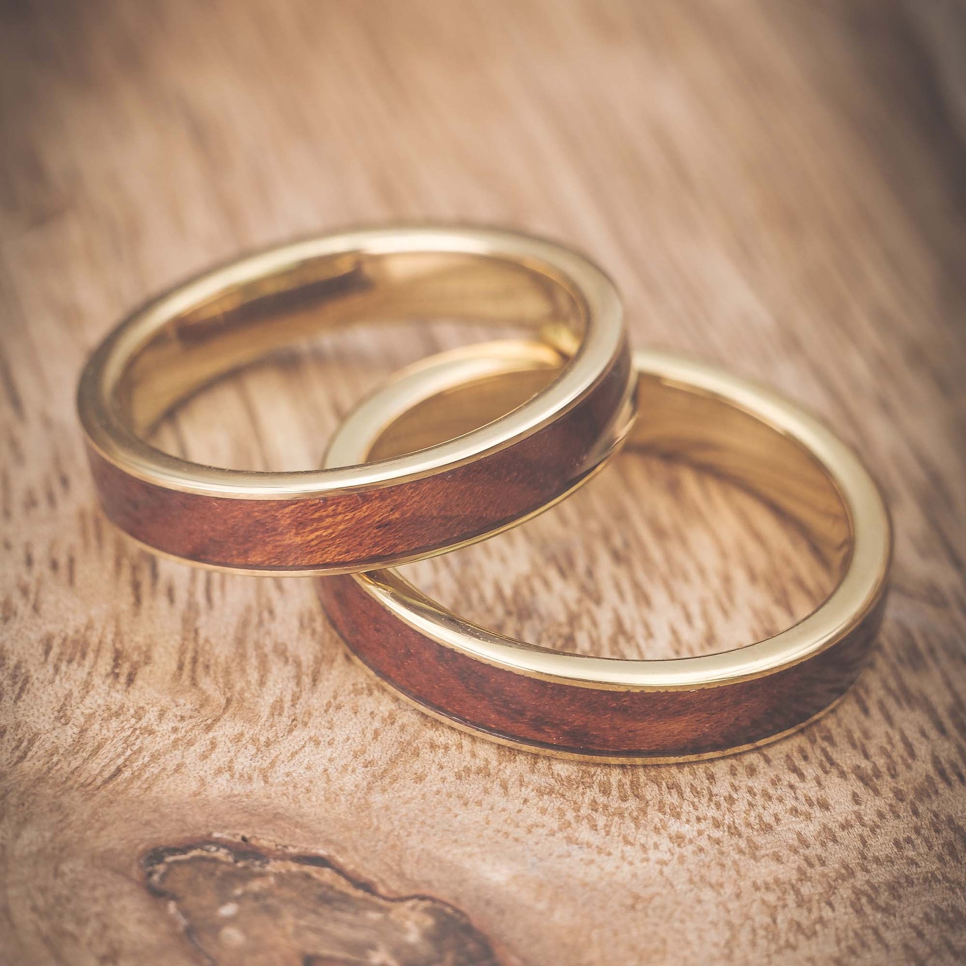 Verlobungsringe aus Holz in Gold Auren von Fablano